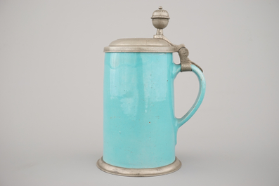 Een monochroom turquoise bierpul met tinnen deksel, 18e, Bunzlau (?)