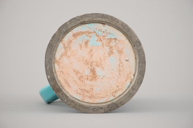 Een monochroom turquoise bierpul met tinnen deksel, 18e, Bunzlau (?)