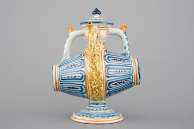 Un ensemble de 3 pichets trompeurs en forme de tonneau, Talavera, Espagne, ca. 1820