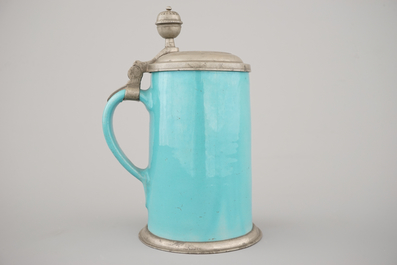 Een monochroom turquoise bierpul met tinnen deksel, 18e, Bunzlau (?)