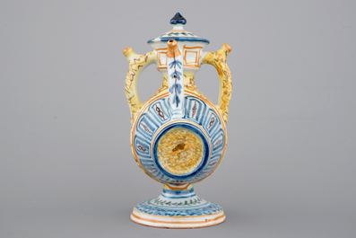 Un ensemble de 3 pichets trompeurs en forme de tonneau, Talavera, Espagne, ca. 1820
