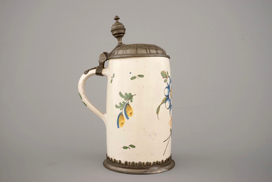 Une chope &agrave; bi&egrave;re en faience &agrave; d&eacute;cor florale, 18&egrave;me, Allemagne