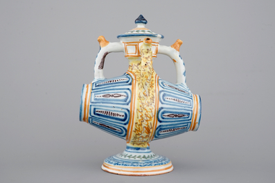 Un ensemble de 3 pichets trompeurs en forme de tonneau, Talavera, Espagne, ca. 1820