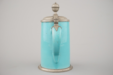Een monochroom turquoise bierpul met tinnen deksel, 18e, Bunzlau (?)