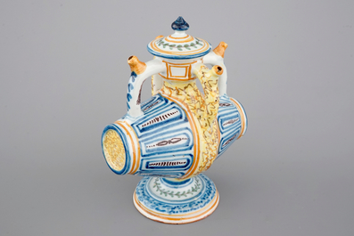 Un ensemble de 3 pichets trompeurs en forme de tonneau, Talavera, Espagne, ca. 1820