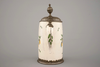 Une chope &agrave; bi&egrave;re en faience &agrave; d&eacute;cor florale, 18&egrave;me, Allemagne