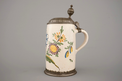 Une chope &agrave; bi&egrave;re en faience &agrave; d&eacute;cor florale, 18&egrave;me, Allemagne