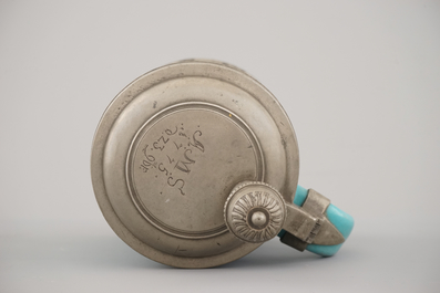 Een monochroom turquoise bierpul met tinnen deksel, 18e, Bunzlau (?)