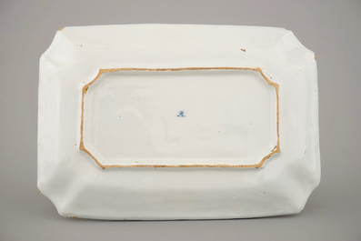 Een Delfts aardewerken blauw-wit rechthoekig haringbord, 18e eeuw