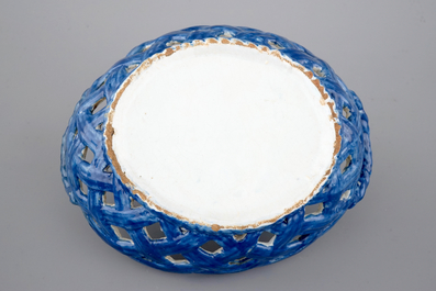 Een blauw-wit ajour mandje in Brussels aardewerk, 18e eeuw