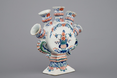 Een fijn Delfts aardewerken tulpenvaasje in Kashmir palet, ca. 1700