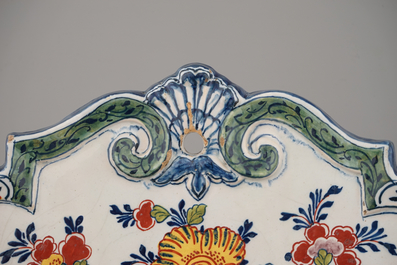 Een paar Delfts aardewerken chinoiserie plaquettes, gedateerd 1757