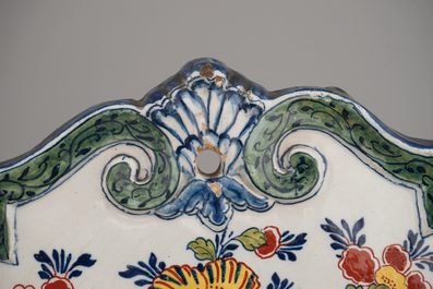 Een paar Delfts aardewerken chinoiserie plaquettes, gedateerd 1757