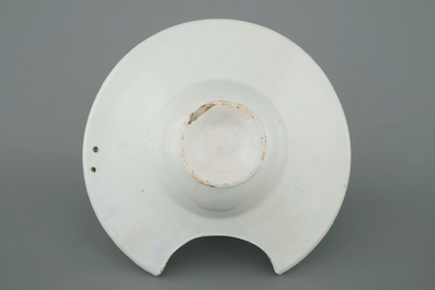Un plat &agrave; barbe, blanc de Delft, 18&egrave;me
