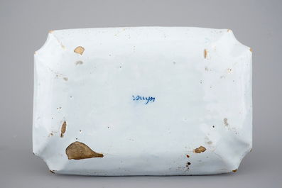 Un plat &agrave; hareng rectangulaire en Delft bleu et blanc, 18&egrave;me si&egrave;cle