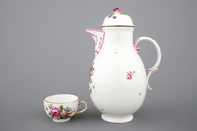 Une cafeti&egrave;re et sa tasse en porcelaine de H&ouml;chst, 18&egrave;me si&egrave;cle