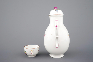 Une cafeti&egrave;re et sa tasse en porcelaine de H&ouml;chst, 18&egrave;me si&egrave;cle