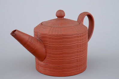 Une th&eacute;i&egrave;re en fa&iuml;ence de Staffordshire, 18&egrave;me si&egrave;cle