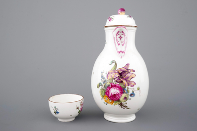 Une cafeti&egrave;re et sa tasse en porcelaine de H&ouml;chst, 18&egrave;me si&egrave;cle