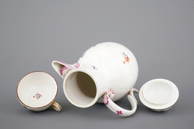 Une cafeti&egrave;re et sa tasse en porcelaine de H&ouml;chst, 18&egrave;me si&egrave;cle