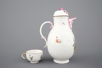 Une cafeti&egrave;re et sa tasse en porcelaine de H&ouml;chst, 18&egrave;me si&egrave;cle