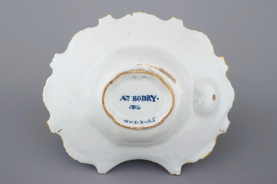 Un plat &agrave; barbe en fa&iuml;ence de Delft au sujets religieux et dat&eacute; 1803