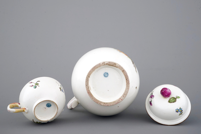 Une cafeti&egrave;re et sa tasse en porcelaine de H&ouml;chst, 18&egrave;me si&egrave;cle