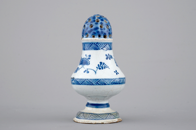 Een blauw-witte strooier in Brussels aardewerk, 18e eeuw