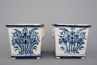 Une paire de cachepots en fa&iuml;ence de Bruxelles bleu et blanc, 18&egrave;me si&egrave;cle