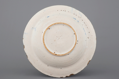 Un plat en fa&iuml;ence de Talavera bleu et blanc au d&eacute;cor de li&egrave;vres et oiseaux, 17&egrave;me si&egrave;cle