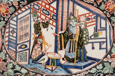 Une plaque ovale en fa&iuml;ence de Delft au d&eacute;cor chinoiserie, ca. 1800
