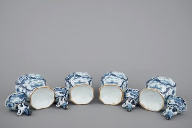 Un ensemble de 4 vases au d&eacute;cors de chasse en fa&iuml;ence de Delft bleu et blanc, 18&egrave;me