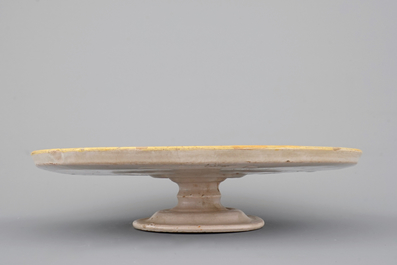 A Deruta maiolica tazza, 17th C