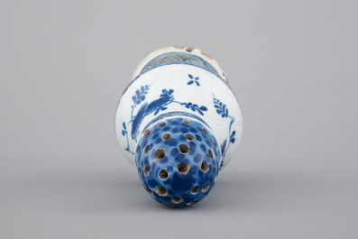 Een blauw-witte strooier in Brussels aardewerk, 18e eeuw