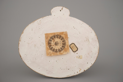 Une plaque ovale en fa&iuml;ence de Delft au d&eacute;cor chinoiserie, ca. 1800