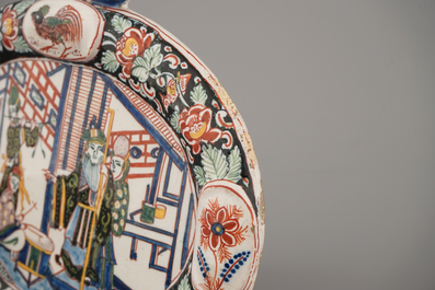 Une plaque ovale en fa&iuml;ence de Delft au d&eacute;cor chinoiserie, ca. 1800