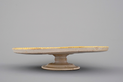 A Deruta maiolica tazza, 17th C