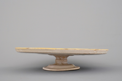 A Deruta maiolica tazza, 17th C