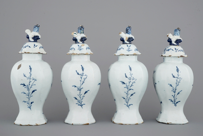 Un ensemble de 4 vases au d&eacute;cors de chasse en fa&iuml;ence de Delft bleu et blanc, 18&egrave;me