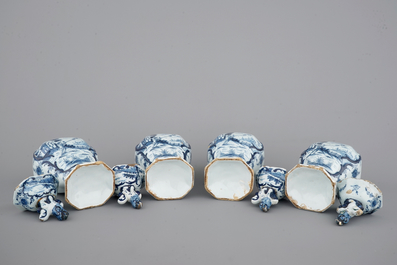 Un ensemble de 4 vases au d&eacute;cors de chasse en fa&iuml;ence de Delft bleu et blanc, 18&egrave;me