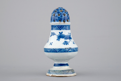 Een blauw-witte strooier in Brussels aardewerk, 18e eeuw
