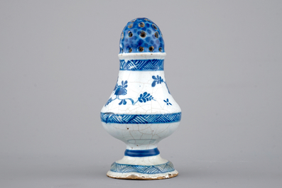 Een blauw-witte strooier in Brussels aardewerk, 18e eeuw