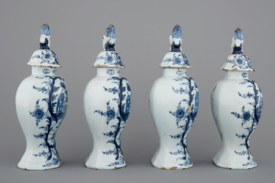 Un ensemble de 4 vases au d&eacute;cors de chasse en fa&iuml;ence de Delft bleu et blanc, 18&egrave;me