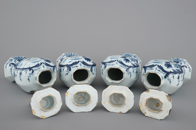 Un ensemble de 4 vases au d&eacute;cors de chasse en fa&iuml;ence de Delft bleu et blanc, 18&egrave;me