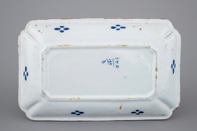 Een Delfts aardewerken blauw-wit rechthoekig haringbord, 18e eeuw