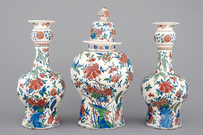 Une garniture de chemin&eacute;e en fa&iuml;ence de Delft en palette cachemire, ca. 1700