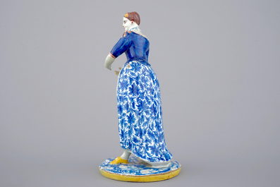 Un grand mod&egrave;le d'une femme en fa&iuml;ence polychrome de Delft, ca. 1800