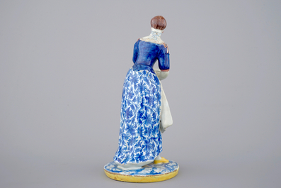 Un grand mod&egrave;le d'une femme en fa&iuml;ence polychrome de Delft, ca. 1800