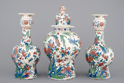 Une garniture de chemin&eacute;e en fa&iuml;ence de Delft en palette cachemire, ca. 1700