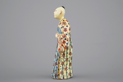 Une figure d'un chinois en fond jaune, fa&iuml;ence polychrome de Delft, 18&egrave;me